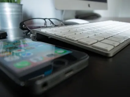 Celular e computador no escritório