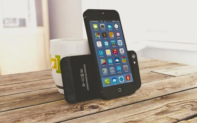 Celular e computador no escritório
