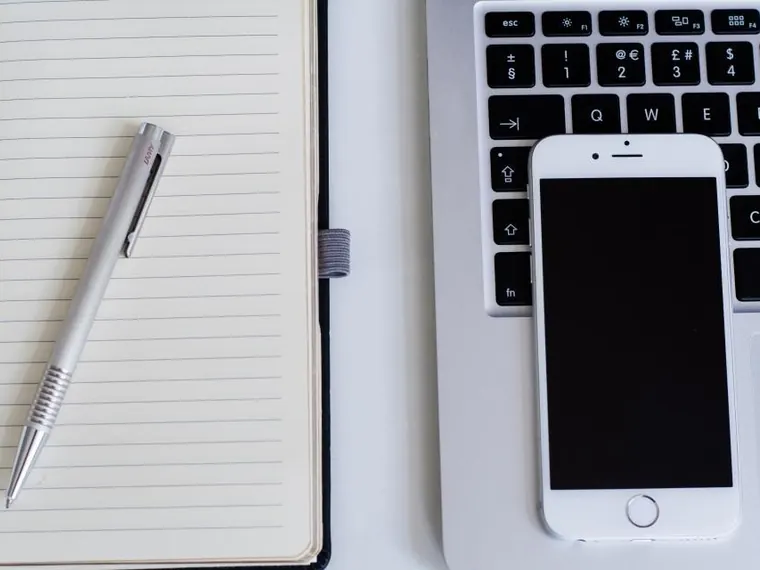 Celular e notebook no escritório
