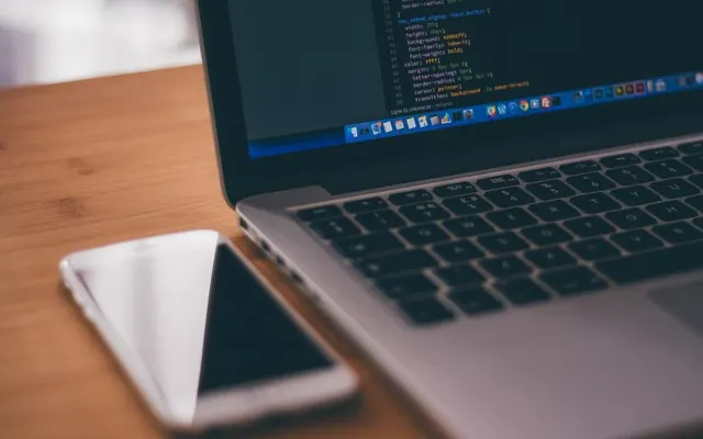 Celular e notebook no escritório