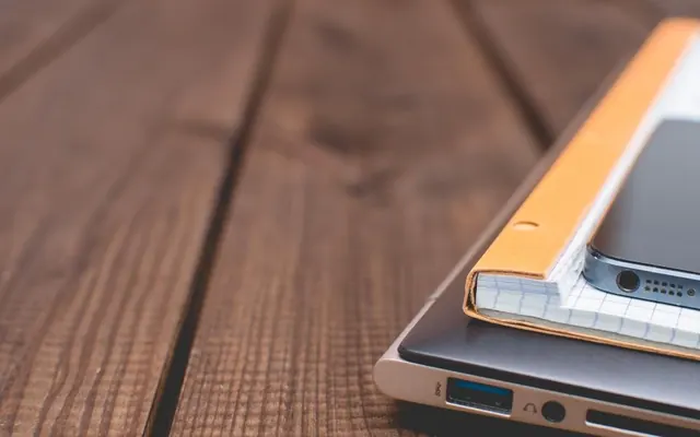 Celular e notebook no escritório