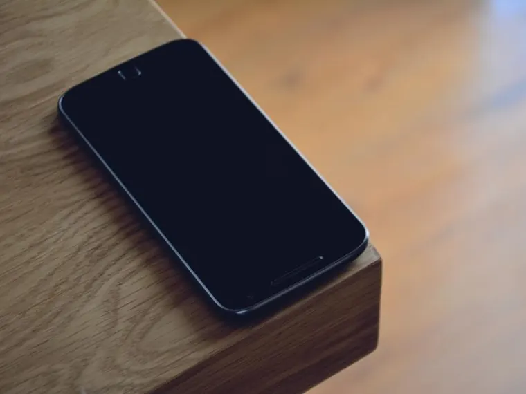 Celular sobre a mesa
