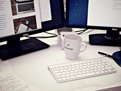 Computador e teclado no escritório