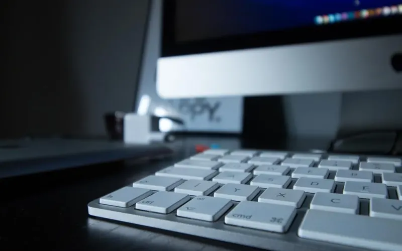 Computador e teclado no escritório