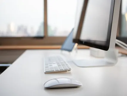 Computador e teclado no escritório