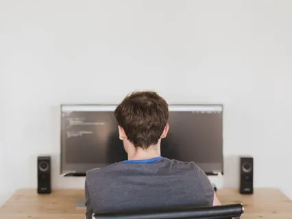 Homem com computador no escritório