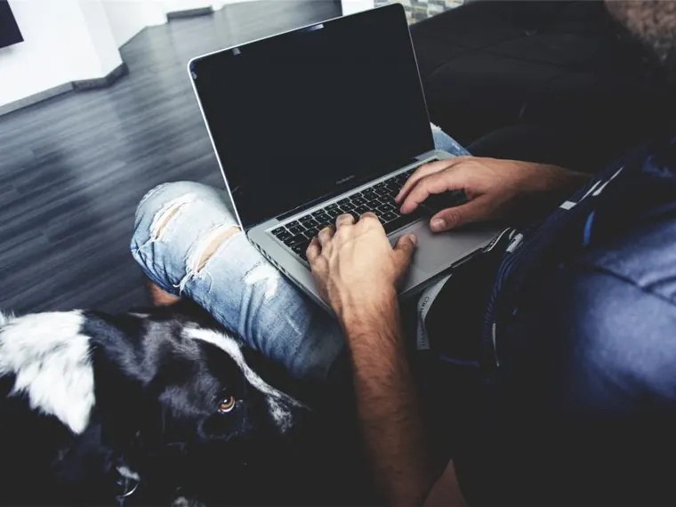 Homem com notebook e computador