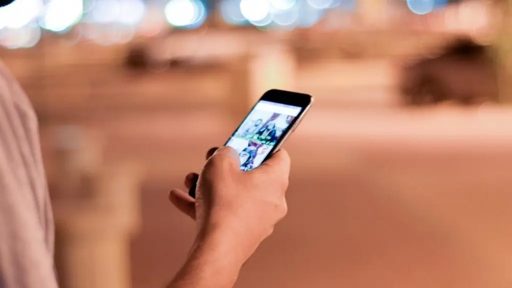 Mãos com celular