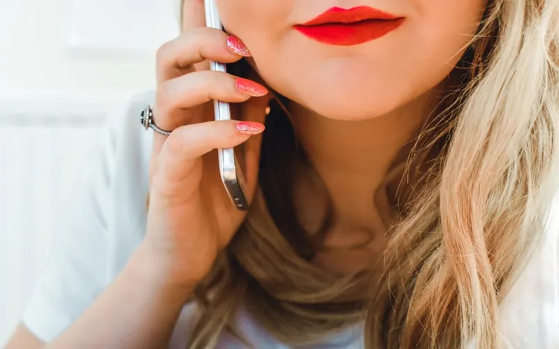 Mulher com celular