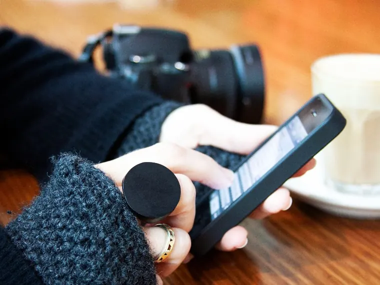 Mulher com celular e café