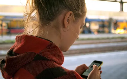 Mulher com celular na cidade