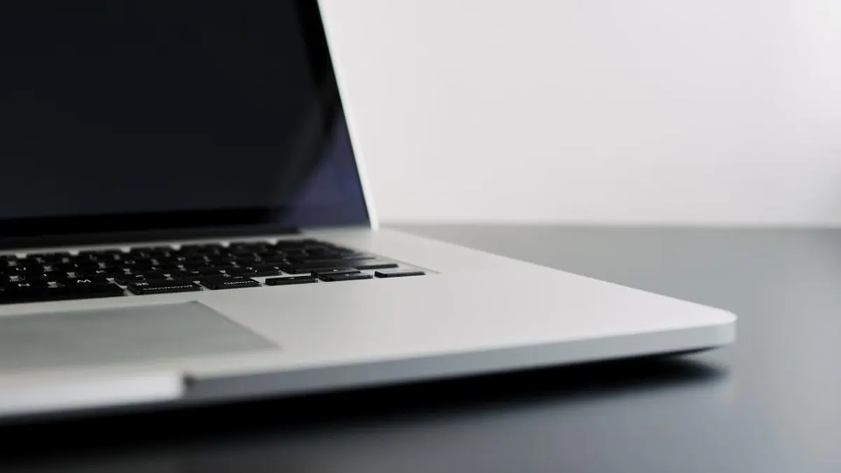 Notebook e computador no escritório