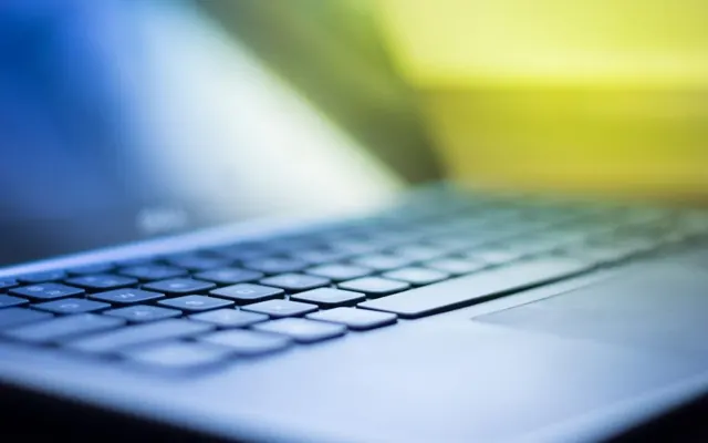 Notebook e computador no escritório