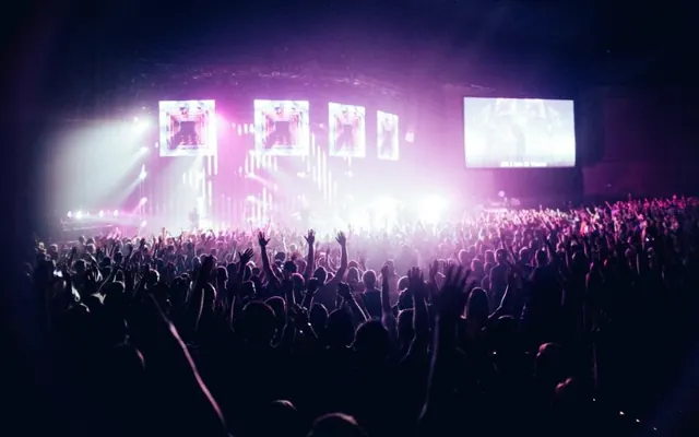Público com computador no estádio