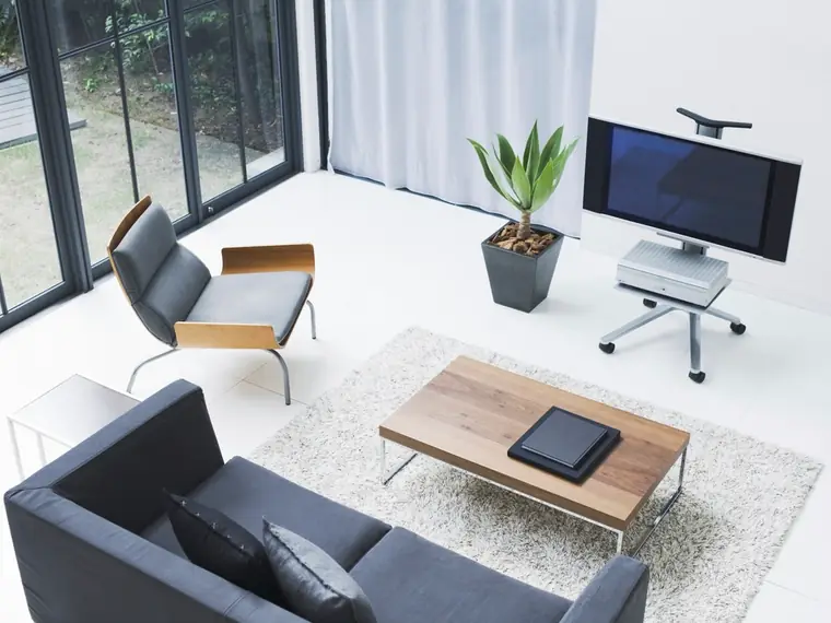 Sala moderna com televisão e poltronas