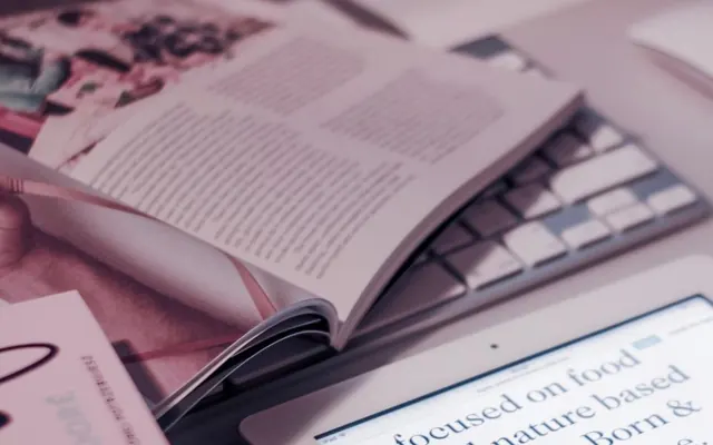 Tablet e computador no escritório